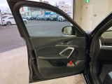 アンビエントライト:直接照明と間接照明を組み合わせて車内を印象深く演出し、寛ぎに満ちたインテリアの雰囲気を生み出します。