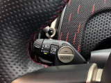 MINIの運転席操作部は、中央に構えるディスプレイが最大の特徴です。航空機を思わせるトグルスイッチなど、直感的で遊び心のあるメカニカルな操作感が、ゴーカートのような走りの高揚感を高めます。