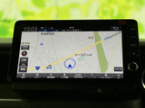 地図上に現在地や周辺の道路が表示され、目的地までのルート確認に役立ちます。画面から周辺の施設も把握しやすく、初めての場所へのお出かけも心強い装備です。