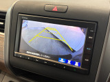 バックカメラを装備!後退時にナビ画面へ車両後方の映像を表示し、目視では確認しにくい場所の安全確認をサポート。狭い駐車場での車庫入れや縦列駐車にも役立つ、嬉しい装備です。