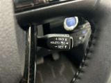 前方の車との車間を設定し、スピードを上げたり緩めたりを自動で行ってくれる追尾式の「レーダークルーズ」。上級装備の一つです!高級車にしかつかない嬉しい機能です。