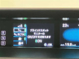 【ブラインドスポットモニター】後側方から接近する車両を検知。 衝突の危険があると判断した場合、ドアミラー表示や警報音でドライバーに注意を促します。