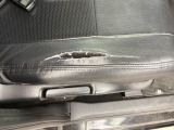 運転席シートに破れ