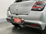 【後退時ブレーキサポート】リヤバンパーに4つの超音波センサーを内蔵し、車両後方にある障害物を検知。透明なガラスなども検知でき、コンビニの駐車場などでの衝突回避をサポートします。