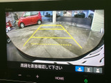 後方の映像に加えて目安となるガイド線も表示され、駐車時の周囲確認をサポートします。画面を見ながら車庫入れや切り返しを行いたい方に、日々頼りになる装備です。