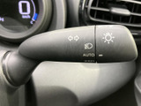 レバーには矢印やライトのマークが表示され、用途を目で確認しやすい設計です。運転席から手の届く位置にあり、走行中も表示を確かめながら操作できる便利な装備です。