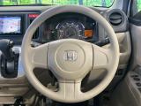 インテリアに合わせたデザインのステアリングは、運転される方のことも考え、運転しやすい形状、大きさです。是非一度、実際に触ってお確かめください。