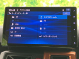 複数のオーディオソースが一覧で表示され、使いたい項目を見つけやすい画面です。音楽やラジオなど、利用する内容を確認しながら選べて、日常使いにも便利です。