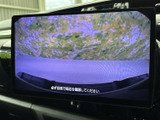 後方の様子をモニターで確認でき、駐車時に周囲の状況を把握する目安になります。画面の案内に従って目視も併用しながら、安全確認をサポートする便利な装備です。