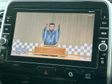 テレビ映像を画面に表示でき、停車中の休憩時間などに番組を視聴できます。車内で過ごす時間を有効に使いたい方にうれしい装備で、操作画面からテレビを選びやすい点も魅力です。