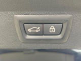 ●電動リアゲート:ワンタッチでリアゲートの開閉ができ、荷物などで両手が塞がっている状態でも簡単に開閉ができる便利機能です。