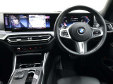 視線の先に自然と情報が集まり必要な操作へスムーズに手が届くBMWならではのコックピット。洗練されたデザインと上質な素材が調和し乗り込んだ瞬間からドライバーの走る歓びを日常に感じる空間です。
