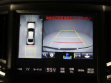 パノラミックビューモニターを装備。駐車場や交差点でクルマを真上から見るように周囲を確認できます。機能の詳細は販売店スタッフまでおたずねください。