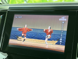 テレビ映像を表示できる画面を備え、停車中の待ち時間にも番組をお楽しみいただけます。画面上で映像を確認しやすく、車内で過ごすひとときをより充実させてくれる便利な装備です。