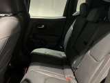 【リアシート】屋根までの高さがある車のため、大人の方でも圧迫感が少なく乗車出来ます。足元は広く取られているため、ゆったりとお乗り頂けます。