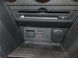 CD/DVD,USB Type A, AUX,  シガーソケットをご利用いただけます。
