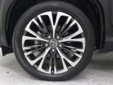18インチアルミホイール(切削光輝/センターオーナメント付)を装着しています。タイヤサイズ215/50R18