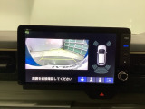 バックギアに入れますとご覧のような画像に自動的に切り替わります。車庫入れ時に役立ちます。