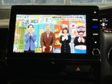 テレビ番組を画面に表示でき、停車中の待ち時間などに映像を視聴して過ごせます。ナビ画面と一体のモニターで、車内でのひと休みにも活用できる便利な装備です。