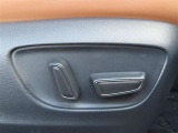 運転する時はドライビングポジションが気になりますよね。パワーシートで座席位置の微調整もしっかりできます。高級感がある装備としても人気があります。
