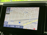 道路や周辺施設を地図上で確認でき、現在地を把握しやすい表示です。地点登録や表示変更の項目も画面上にあり、目的地の設定やルート確認など、日常のお出かけを支えます。
