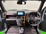 オレンジの差し色&カモフラージュ柄のシートが気分を高める運転席に加えてUV&IRカット機能付きフロントガラスの面積や位置取りが良く、高いアイポイントで前方・右前・左前方向の見通しがいいですよ!