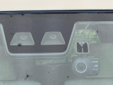 【スマートアシスト】走行中に前方の車両等を認識し、衝突しそうな時は警報とブレーキで衝突回避と被害軽減をアシスト。より安全にドライブをお楽しみいただけます。