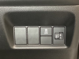 ハンドルの右側にはヘットライトリベライザーとVSA(ABS+TCS+横滑り抑制)の解除スイッチがついています。ヘッドライトリベライザーは道路状況や積荷の加重に応じてライトの高さを調節できます。
