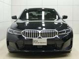 一目でBMWと解る存在感。象徴的なキドニーグリルを中心にシャープなヘッドライトと力強い表情が融合。スポーティーさとエレガンスを兼ね備えたBMWならではのフロントフェイスです。