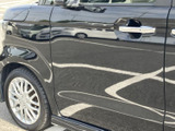 運転席側のドアは、ボディに沿ったすっきりとした面構成が印象的です。ドアハンドルは握りやすい位置にあり、乗り降りの際にも自然に手を伸ばせる配置です。