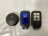 スマートキー付きですからドアロックの開閉およびエンジンスタートが楽々です。電動スライドドアの開け閉めもボタンで操作できます。加えて、純正リモコンエンジンスターター用の操作キーもついています。