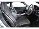 GT4専用のフロントエプロンやリップスポイラー、固定式リアスポイラー、リアディフューザーなどの装備も魅力。