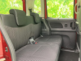 後席はベンチタイプで、複数人で座る際にも使いやすい室内空間です。窓が大きく外の様子を感じやすいほか、背もたれとヘッドレストも備わり、同乗者にもくつろいで過ごしていただけます。
