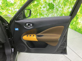 窓から外の様子を確認しやすく、運転席からの乗り降りもスムーズ。ドアポケットや操作部が手の届く位置にまとまり、差し色のパネルが車内に明るいアクセントを添えます。