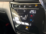 【オートエアコン】一度お好みの温度に設定すれば、車内の温度を検知し風量や温度を自動で調整。暑い&hellip;寒い&hellip;と何度もスイッチ操作をする必要はありません。快適な車内空間には必須の機能ですね♪