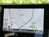 地図やオーディオを画面上で確認でき、運転中も必要な情報を見つけやすい配置です。タッチ操作に対応した画面で、目的地の確認から移動中の音楽まで、日常のドライブを便利にサポートします。