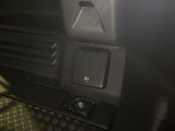 リアラゲッジスペースに家庭用電源を設置。