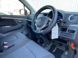 足元や運転席周りも広々としております!