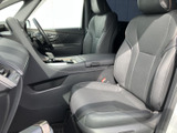 身体を包み込むような形状の前席と、すっきりとまとまった運転席まわりが印象的です。前方の視界を確保しやすく、座ったときのゆとりも感じられるため、通勤や長時間の移動にも使いやすい空間です。