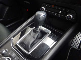 【オートブレーキホールド】停車中にブレーキペダルから足を放しても、ブレーキを自動的に制御して、車両の停車状態を保持する機能です。信号待ちなどの停車時に運転者の負担を軽減します。
