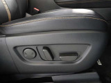パワーシート搭載。微妙な調整が手軽にでき、ピッタリのポジションで運転することが可能です。