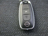 インテリジェントキーをカバンやポケットに入れて持っているだけで、ボタン一つでドアロックを開閉でき、エンジンスタートまで出来ちゃいます。慣れると大変便利ですよ!