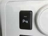 【クリアランスソナー】駐車時などに障害物へ近づくと、警告音やメーター表示で知らせてくれます。