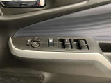 【運転席ドアスイッチ回り】パワーウィンドー[ロック機構]・電動格納式リモコンドアミラースイッチがまとまっているので操作しやすいです。