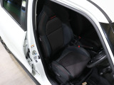 程よい硬さとホールド性が高いシートで長時間運転も快適です。