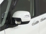 ◆ドアミラーウインカー◆ドアミラーにウインカーを装備しています。対向車に自身の進行方向を合図し安全に運転できます。
