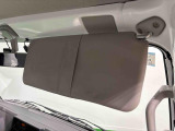 運転席(チケットフォルダー付き)・助手席サンバイザー。眩しい日差しをシャットアウト!