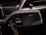 【ルームミラー一体型ETC車載器】ルームミラーの裏側に目立たない様に配置されたETCカード挿入口。スタイリッシュ且つ機能的なものとなっております。