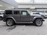 JEEP伝統の台形のホイールアーチも継承し、走破性も兼ね備えております。