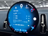 デジタルスピードメーター、航空機のコックピット操作箇所と同じ配色で目が疲れにくいように設計されてます。